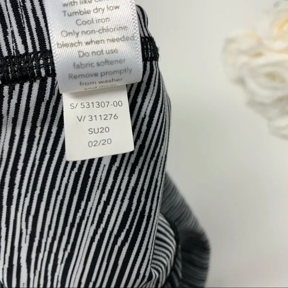 Athleta Ultimate Linear Lines Capris Pants - Picture 9 of 11